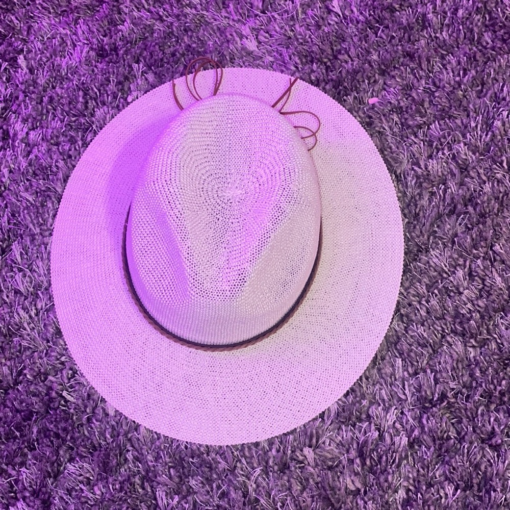 White beach hat with brown rope decal